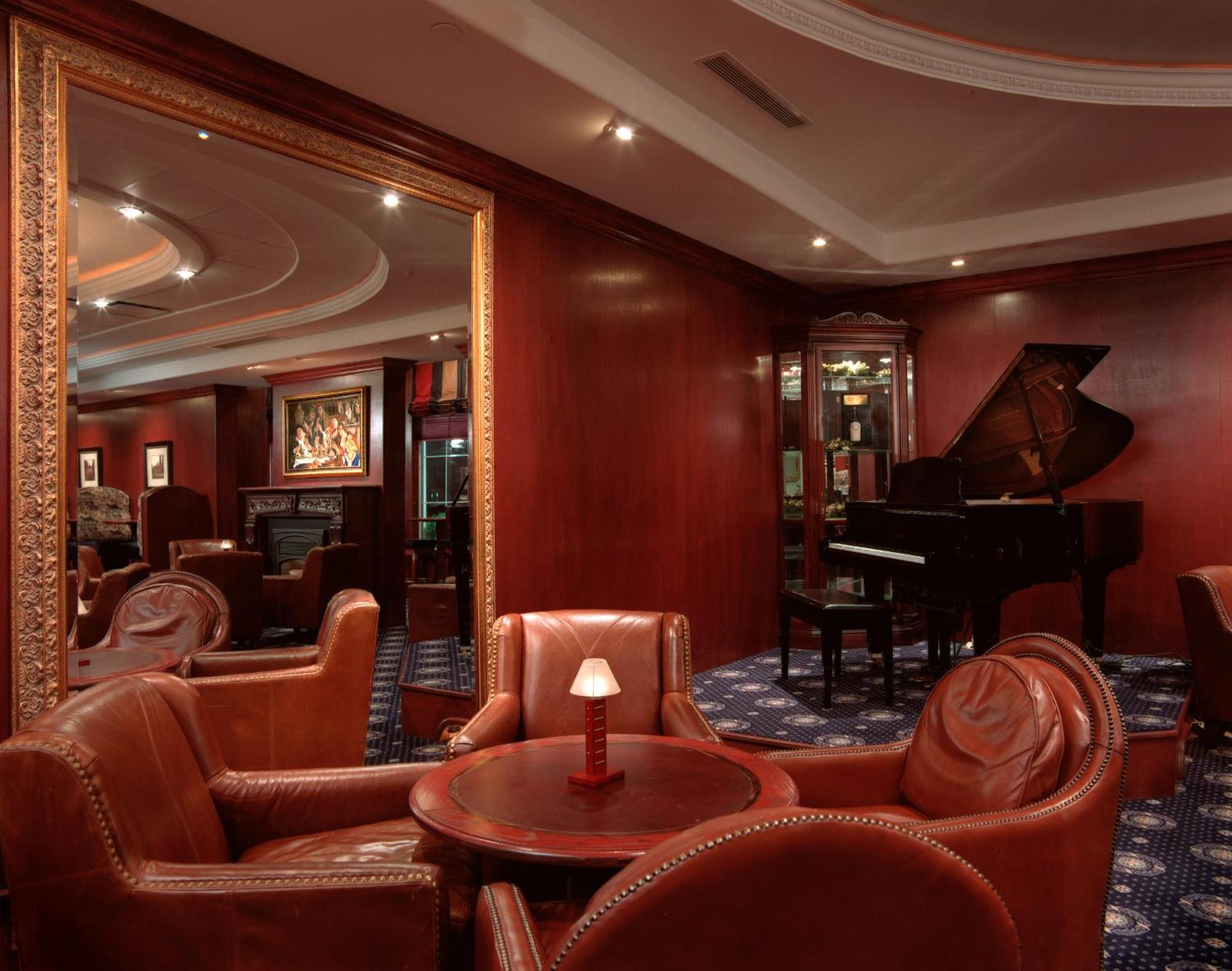 Chateau Louis & Conference Centre Hotel